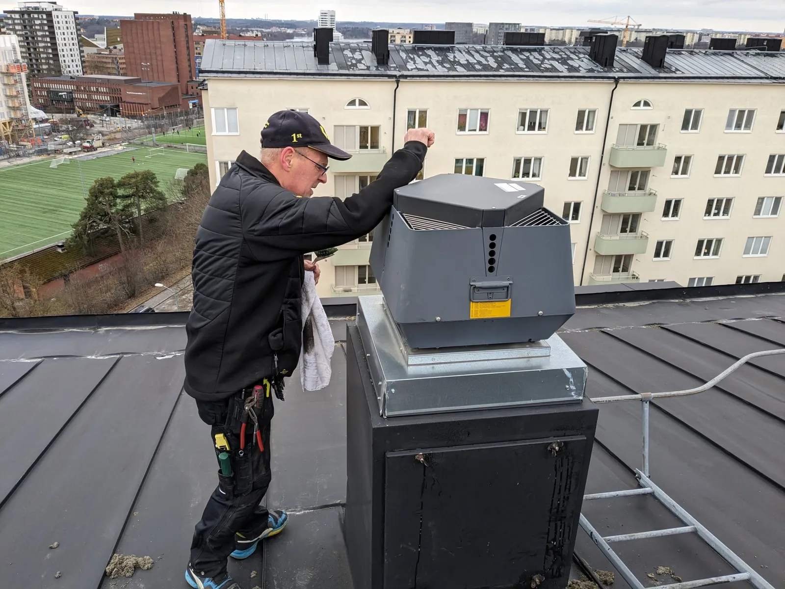 Spårgasmätning för ventilation i Stockholm - tekniker mäter luftflöden på tak